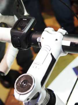 Die TomTom Multi-Sport GPS-Sportuhr am Fahrrad