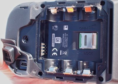 Aufnahme für AA-Akkus, microSD-Karten Slot