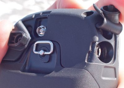 Oben links Anschluß für externe GPS-Antenne, rechts Klinkenbuchse für Kopfhörer