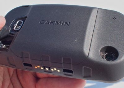 Links USB-Anschluß, unten Kontake für Fahrzeughalterungen, rechts Digitalkamera-Objektiv