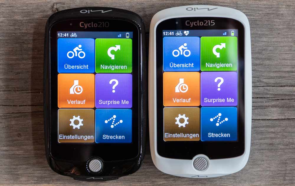 Mio Cyclo 215 (links) & Mio Cyclo 210 (rechts) - Die Benutzeroberfläche wird von Kacheln geprägt
