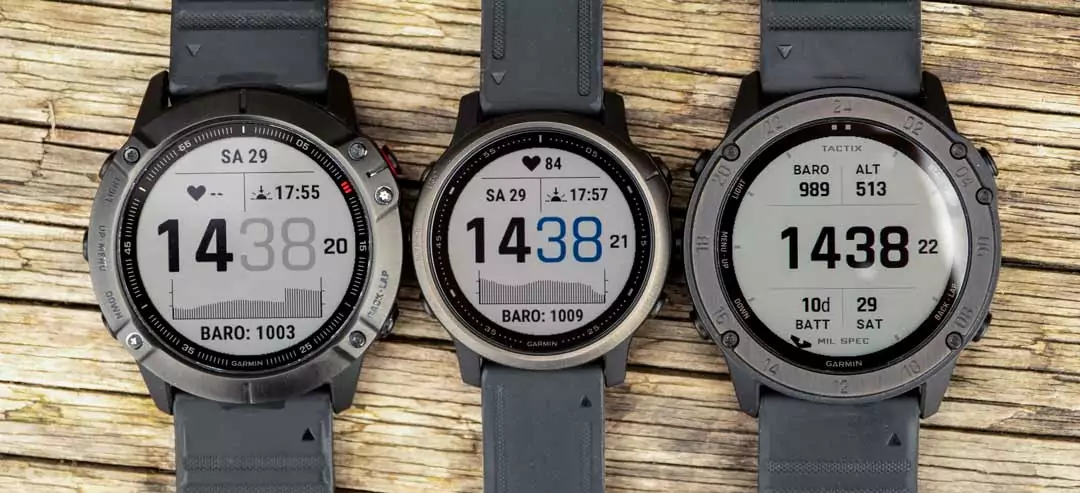 Garmin fenix 6S Sapphire DLC Test 1 fenix 6S Sapphire DLC (Mitte) im Vergleich zu der fenix 6X Pro (links) und der tactix Delta (rechts)