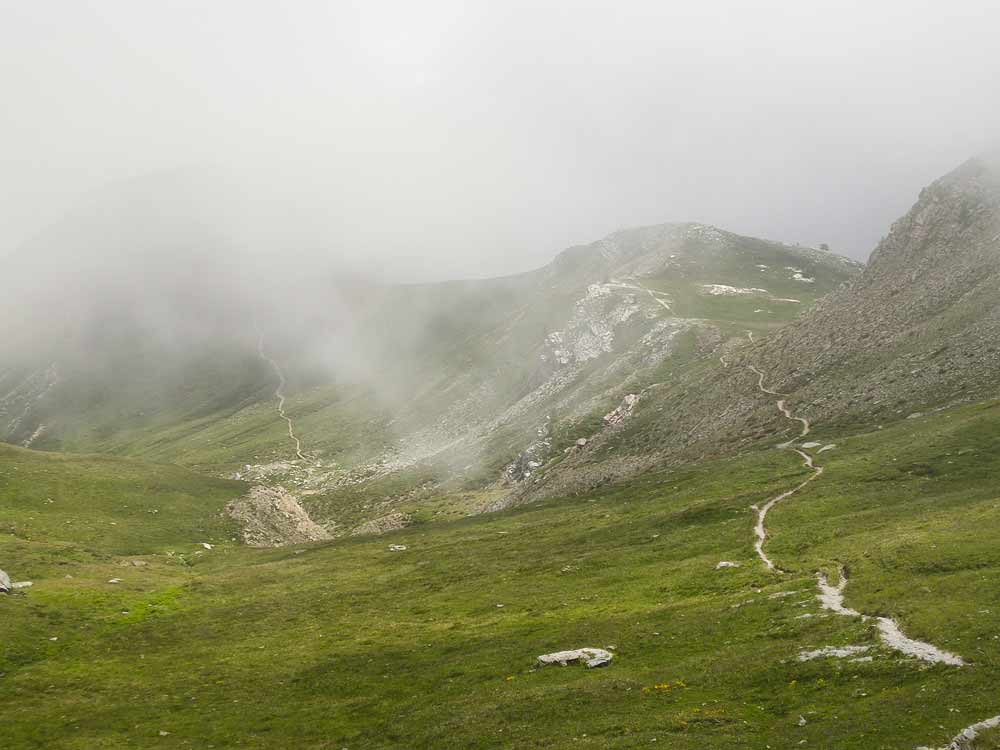 Ein einsamer Singletrail im Gebirge (Valle Maira, Piemont)