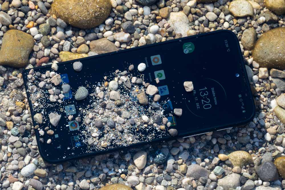 Wasser und Steine machen dem Motorola Defy nichts aus