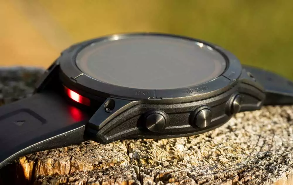 fenix 7X Sapphire Solar - Rotes LED Licht & Steg (Vordergrund)