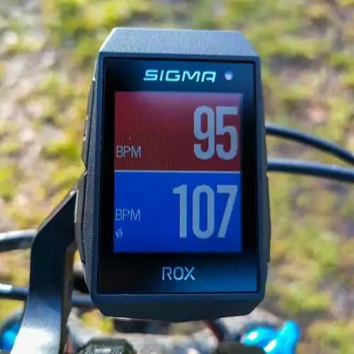 Sigma ROX 11.1 EVO Review - Compact & Affordable GPS Bike Computer 4 Color-coded heart rate data fields