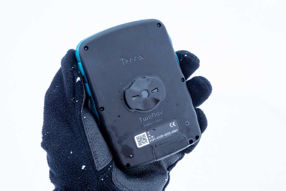 TwoNav Terra Test - Überzeugender Outdoor-Allrounder! 7 TwoNav Terra Test - Rückseite mit Fahrradadapter