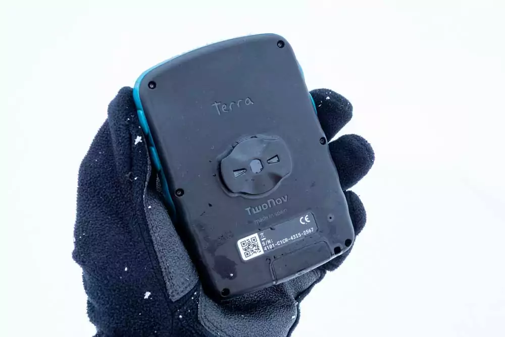 TwoNav Terra Test - Überzeugender Outdoor-Allrounder! 7 TwoNav Terra Test - Rückseite mit Fahrradadapter