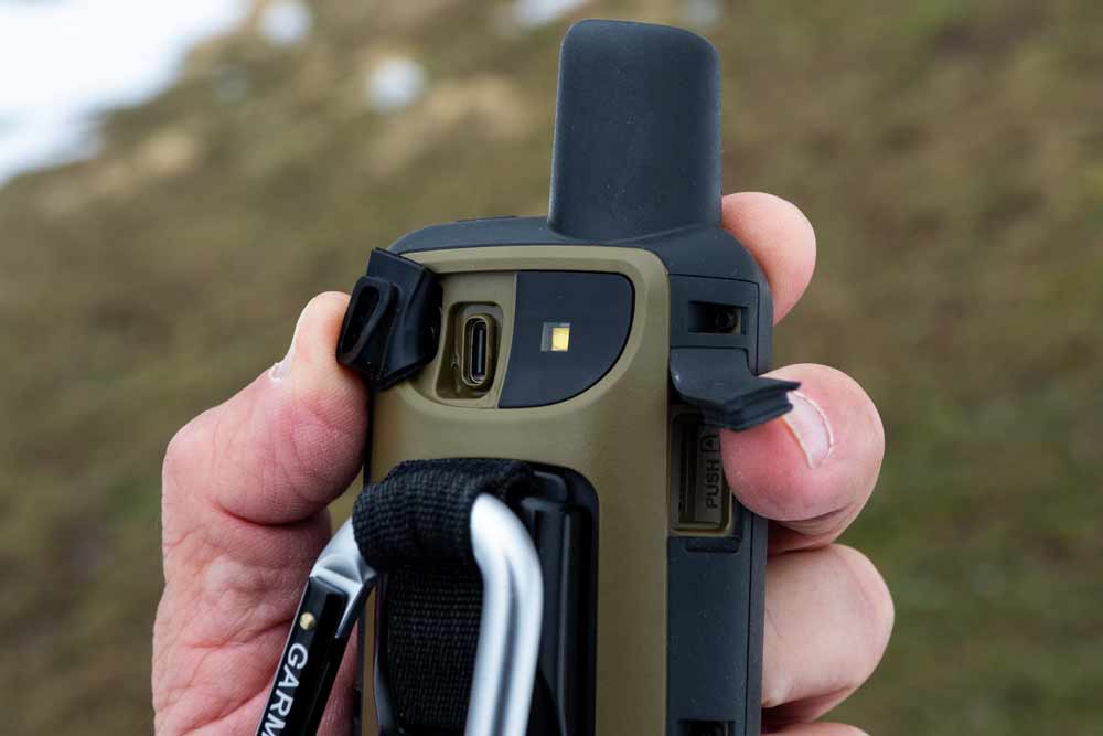 Garmin GPSMAP 67 Test - Beim Wandern & Biken getestet 7 Garmin GPSMAP 67 Details - USB-C Anschluss, LED Lampe, microSD Kartenslot (v.l.)