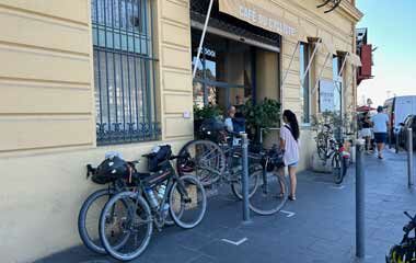 Am Ziel der Turin - Nizza Rally: Café du Cycliste