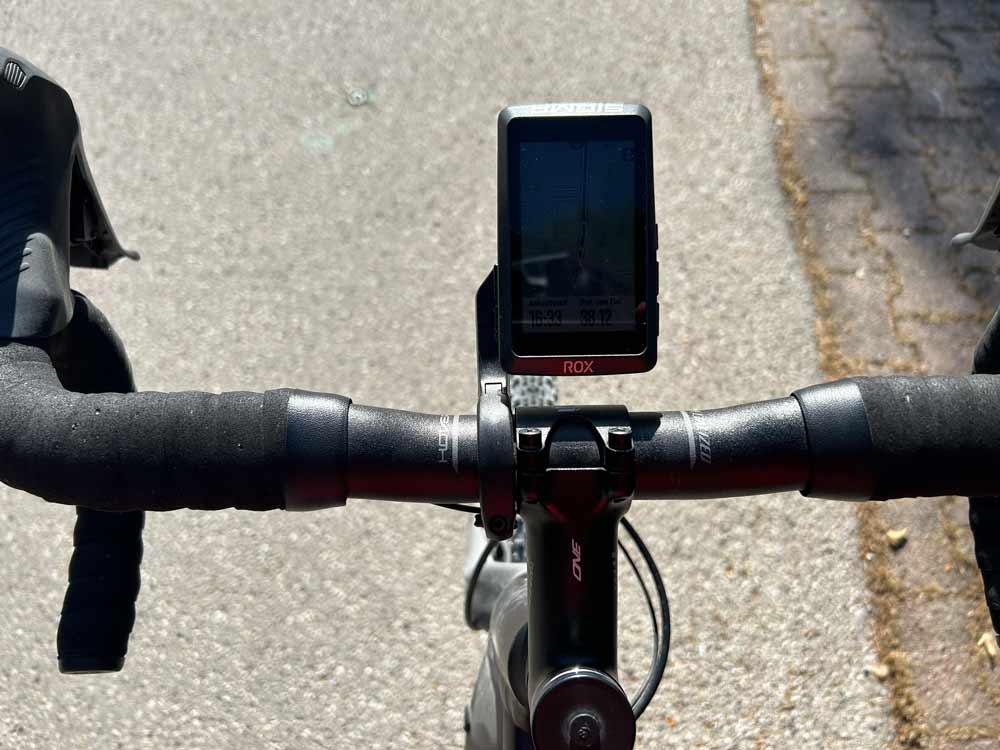 Sigma ROX 12.1 EVO Test - Starker Made in Germany Fahrradcomputer 6 ROX 12.1 Test - Display bei tief stehender Sonne (Einstrahlung von vorne, 100% Beleuchtung)