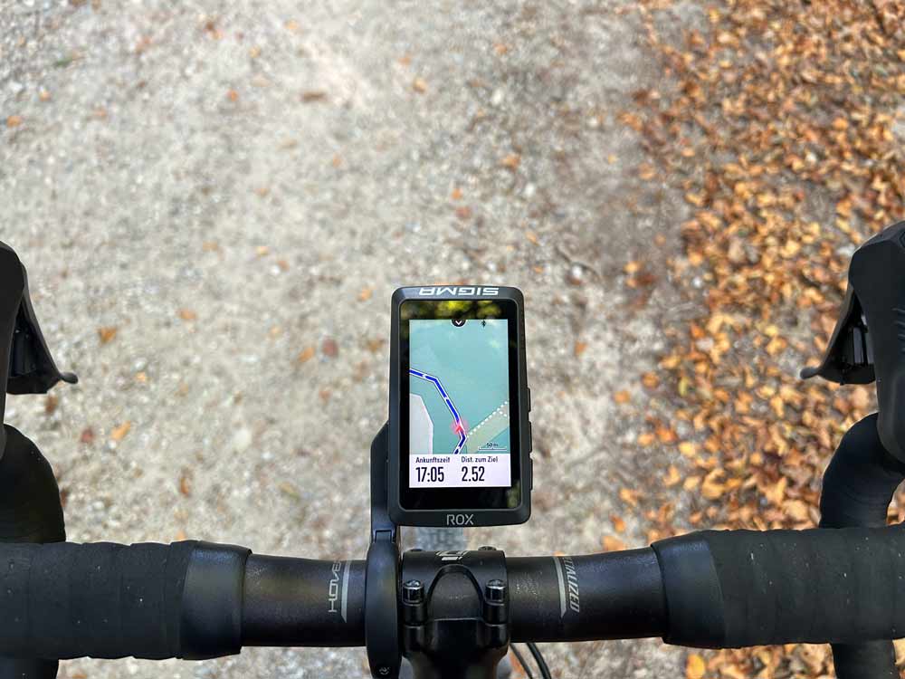 Sigma ROX 12.1 EVO Test - Starker Made in Germany Fahrradcomputer 5 ROX 12.1 Test - Display im dunklen Wald (100% Beleuchtung)