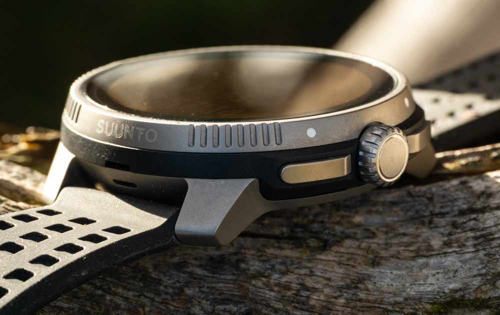 Suunto Race Test - AMOLED-Sportuhr mit starkem Preis-Leistungs-Verhältnis! 1 Suunto Race Titanium im Abendlicht