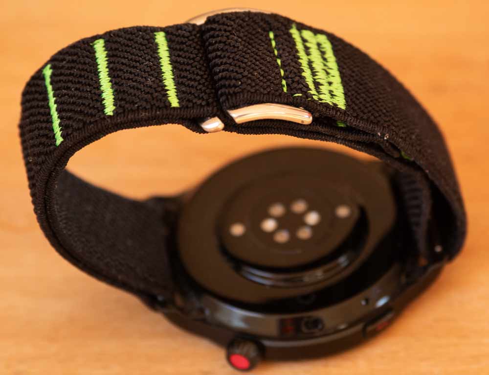 Der Haken wird in eine der vielen Schlaufen eingehängt (Amazfit GTS4)