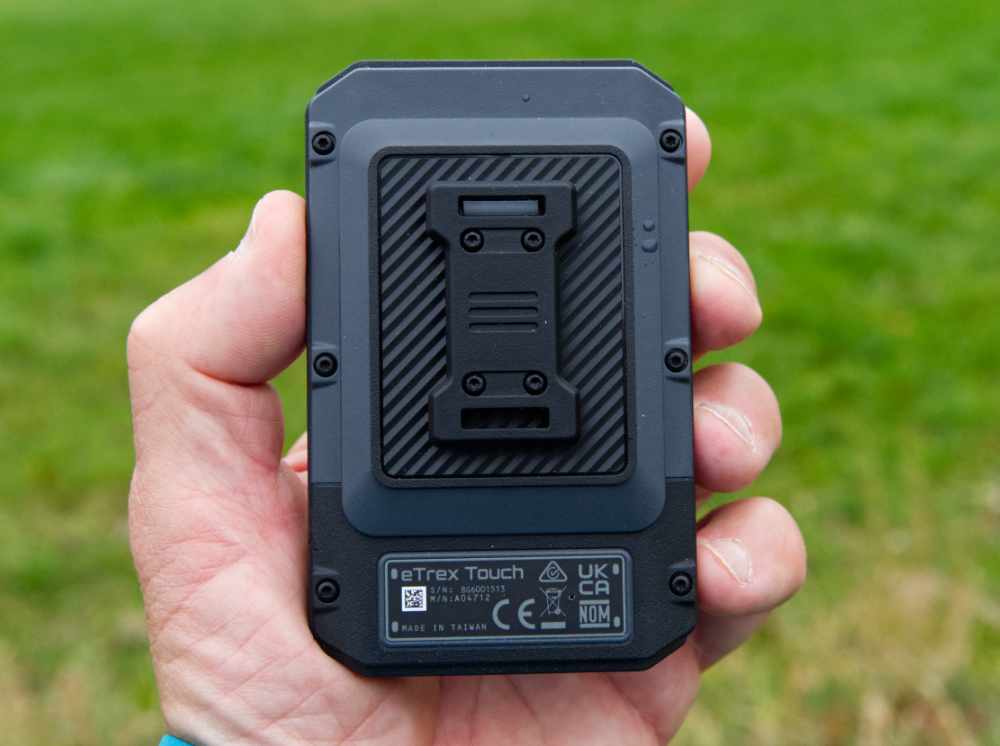 Garmin eTrex Touch Rückseite mit Aufnahme für Halterungen